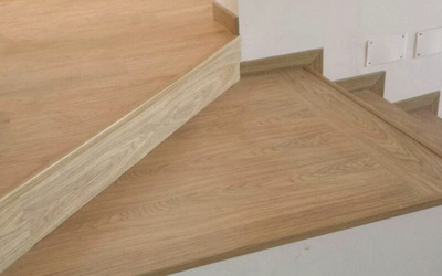 Forrado de escalera de madera